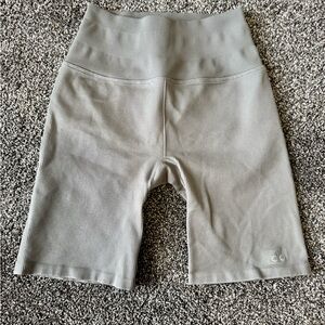 ALO Yoga Mindful Movement High Rise Ribbed Seamless Biker Shorts XS Gray NWOT